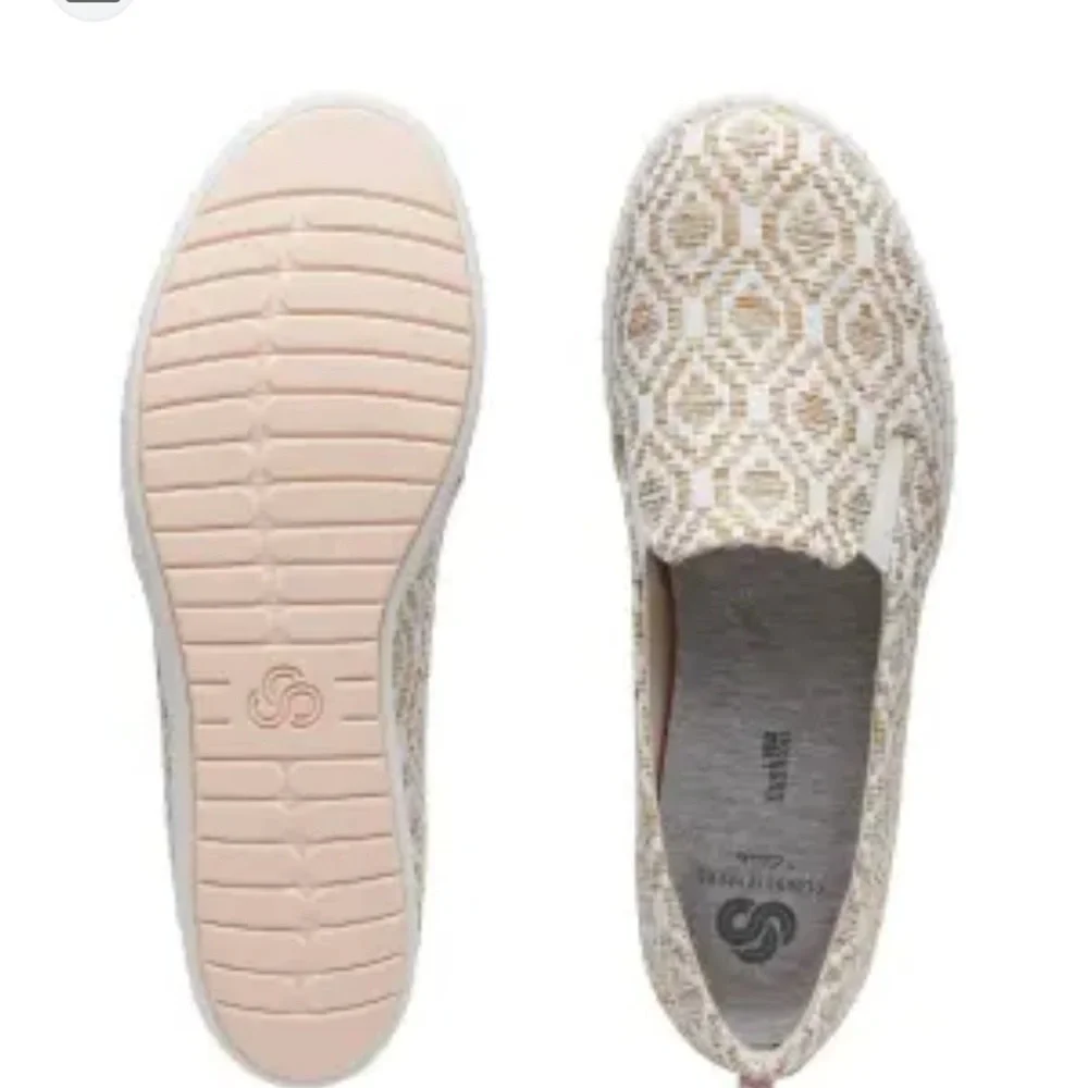 Clark’s women’s Step Glow Slip Natural size 6.5